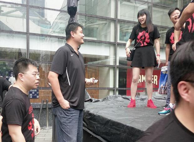 姚明与公会战友包场看魔兽 他曾是一个盗贼