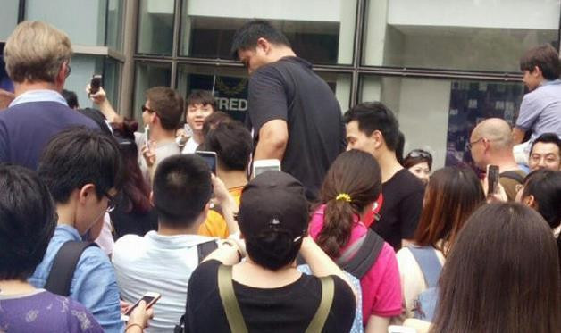 姚明与公会战友包场看魔兽 他曾是一个盗贼