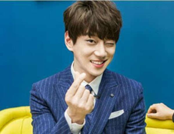  苏大校花旗袍热舞  长得像baby一夜爆红 - 新华