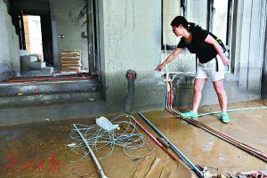 男子广州买200万 别墅 正 装修  门外塌方 变悬崖  