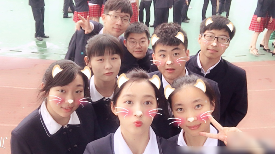 关晓彤拍高中毕业照 穿校服清纯长腿抢镜