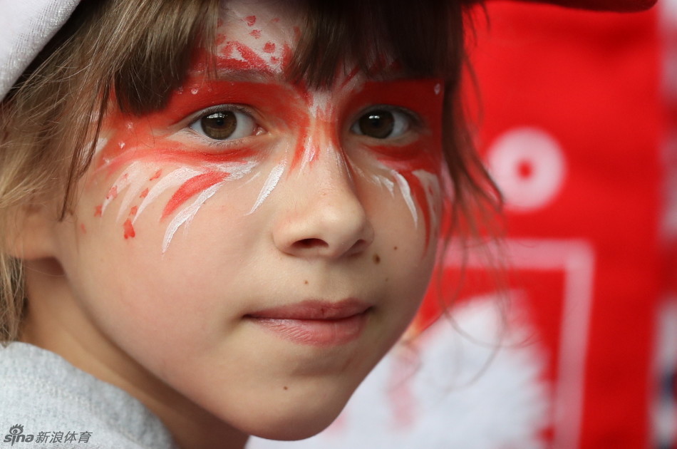 聚焦欧洲杯德波战美女球迷