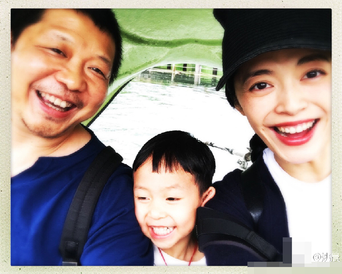 姚晨一家欢乐自拍 吐槽脸大的老公入不了框