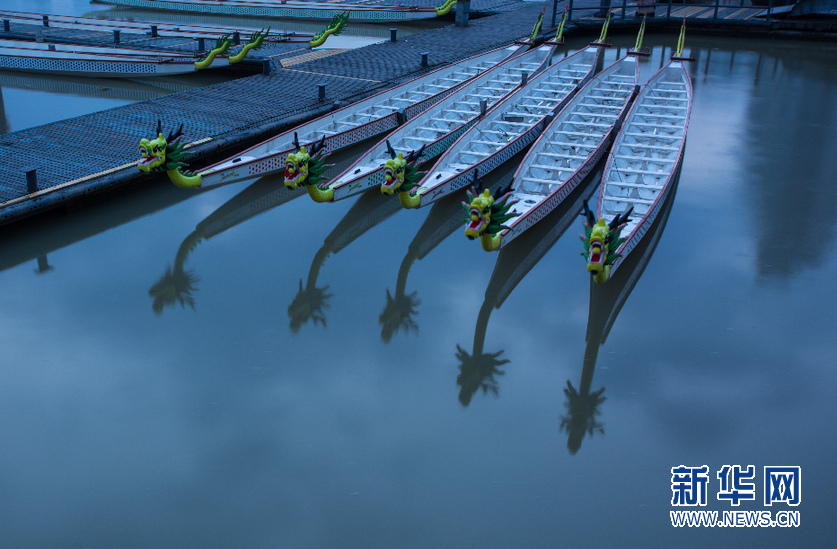 另眼看龙舟 晚霞映羊城