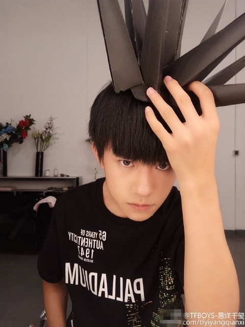 TFBOYS易烊千玺微博晒自拍 头顶羽毛王冠表
