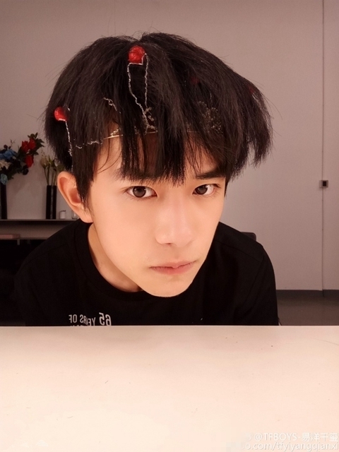 TFBOYS易烊千玺微博晒自拍 头顶羽毛王冠表