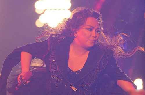  Tank街头献唱 引网友泪崩 盘点红星们的窘迫现