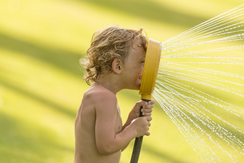 天气高温难熬 如何给宝宝降温解暑又不会著凉