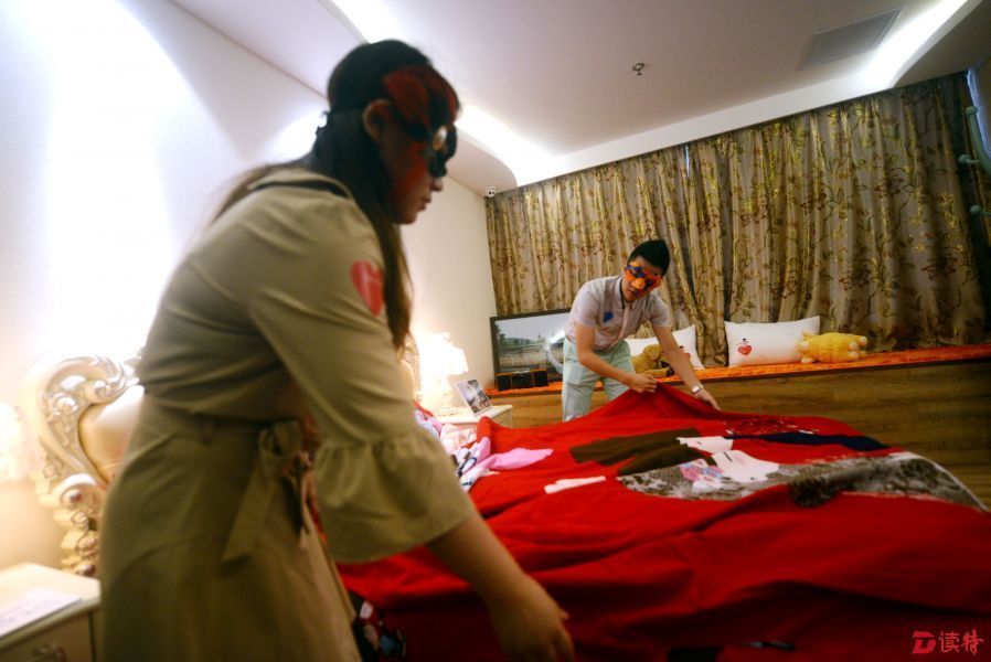 深圳男女用VR相亲 在房间合作叠被子