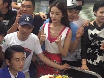 颖儿疑减肥过度肋骨明显:胸前瘦出排骨