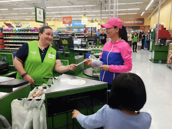张庭在超市买酒被查身份证 自嘲冻龄在十八岁