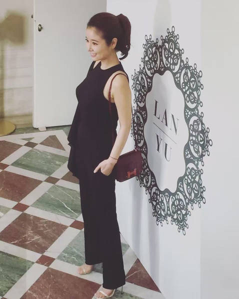 难道真怀孕了?林心如获专人伺候凸肚明显