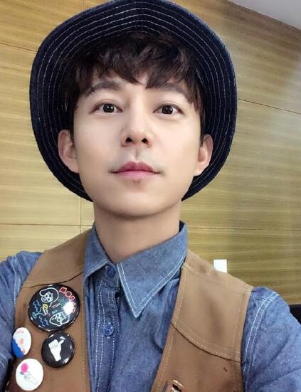  何炅遭女观众殴打  否认被打自称安然无恙 - 新