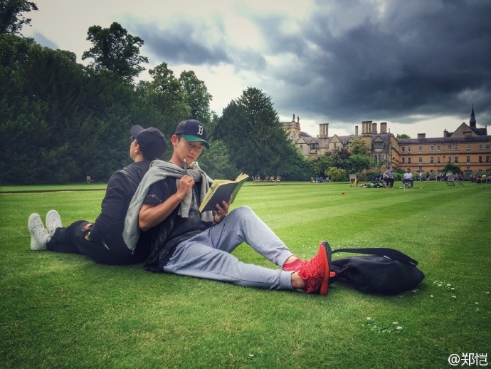 郑恺晒游牛津大学照 称回母校被网友无情拆穿