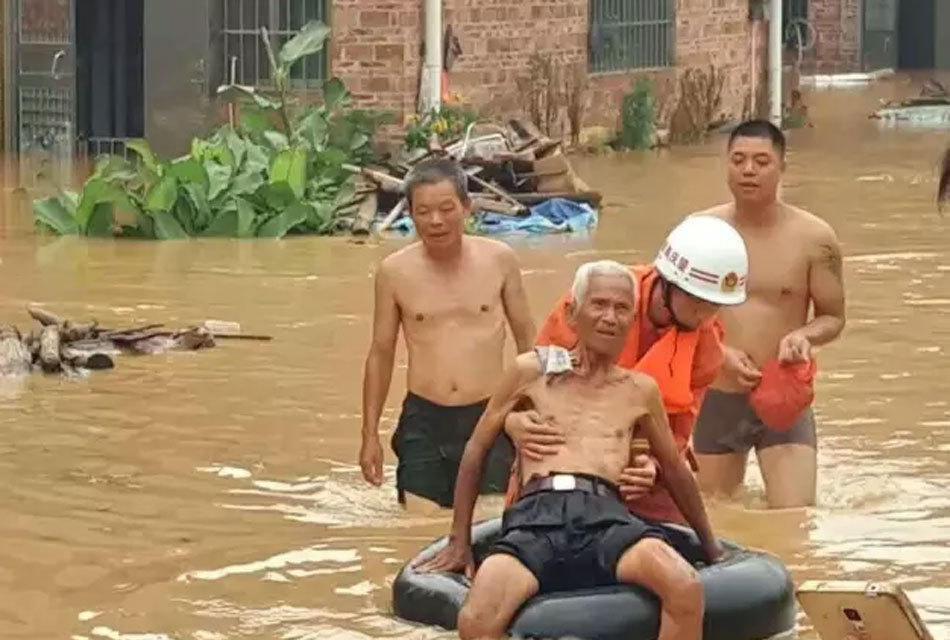 广东暴雨汛情:肇庆一村庄遭洪水突袭 54人获救