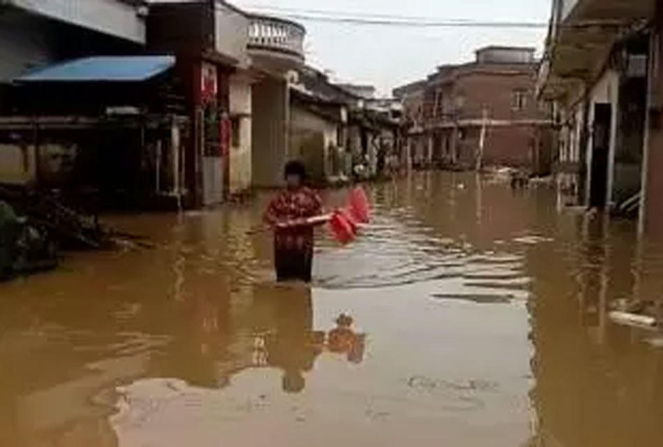 广东暴雨汛情:肇庆一村庄遭洪水突袭 54人获救