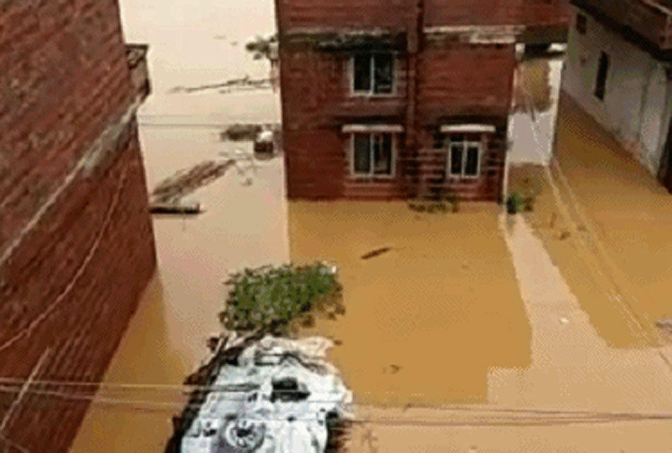 广东暴雨汛情:肇庆一村庄遭洪水突袭 54人获救