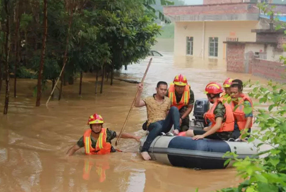 广东暴雨汛情:肇庆一村庄遭洪水突袭 54人获救