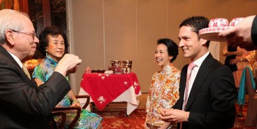 陈晓陈妍希今日大婚 明星中式礼服谁更美? - 新华网