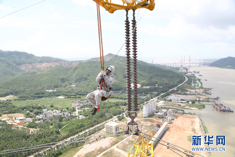 南方电网200米高空安装全国首款五合一线路