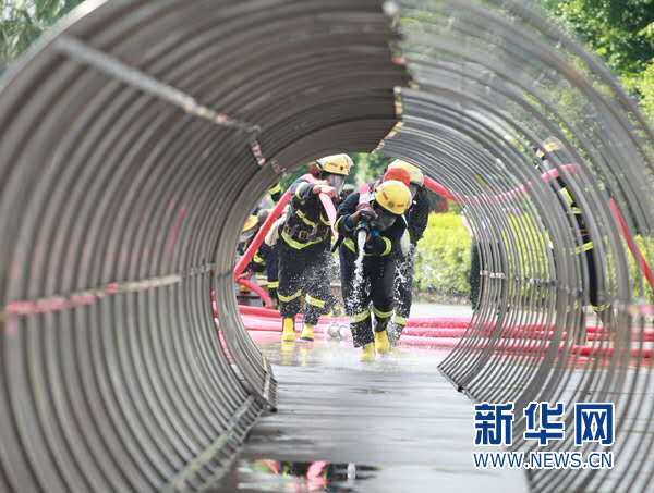 千名消防官兵羊城大练兵 高低视角看硬汉