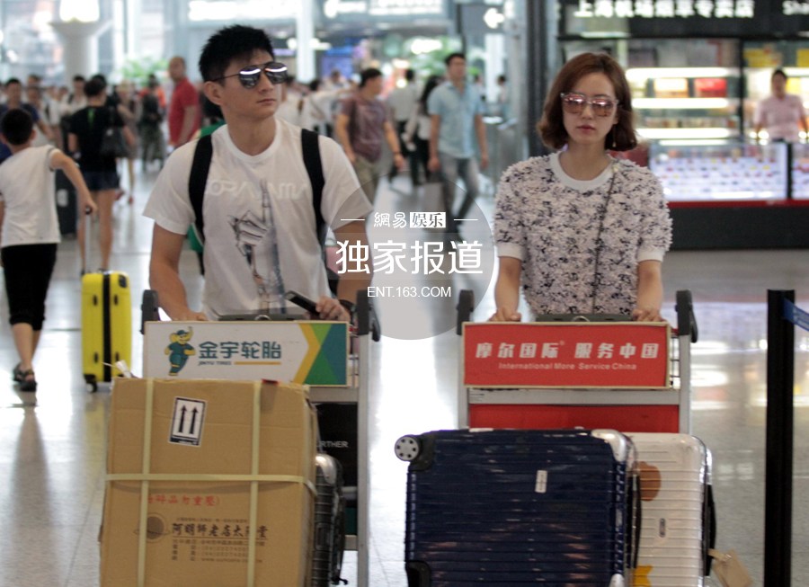 吴奇隆刘诗诗现身机场 全程面无表情