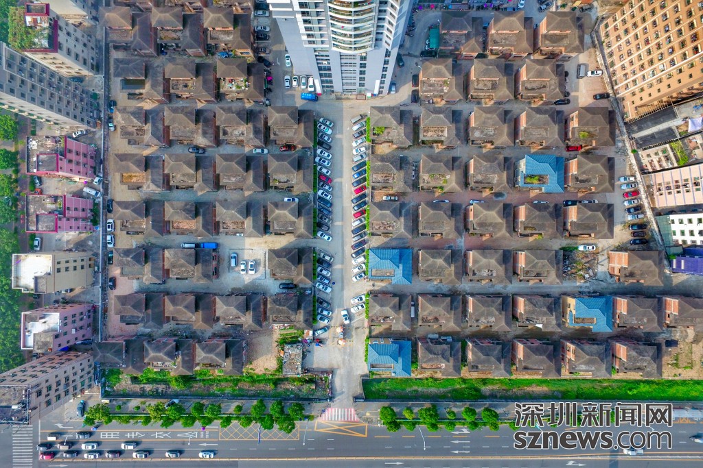 无人机航拍:宝安闹市80余栋别墅烂尾20年 还要