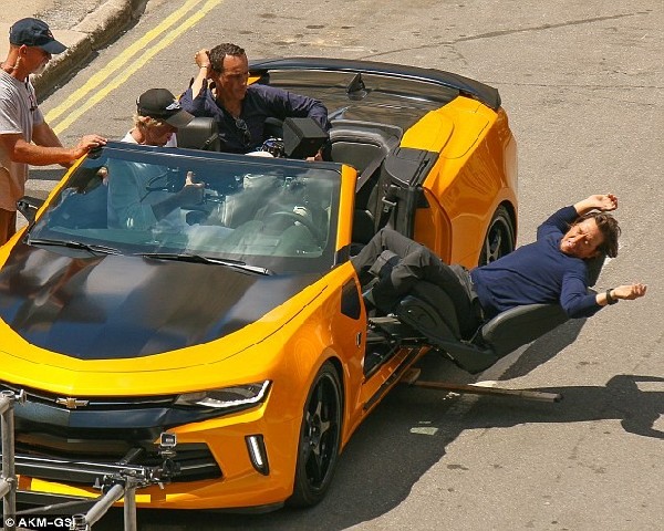 《变形金刚5》拍摄现场 沃尔伯格被甩出车外