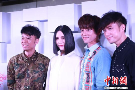 超女决赛难倒评审团 临时改赛制惹粉丝不满