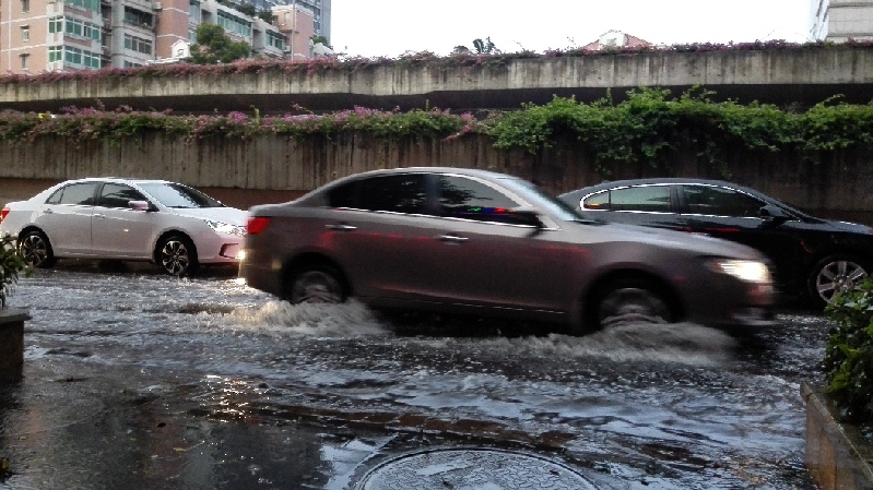 组图:台风妮妲来袭 广州遭遇雷雨天气