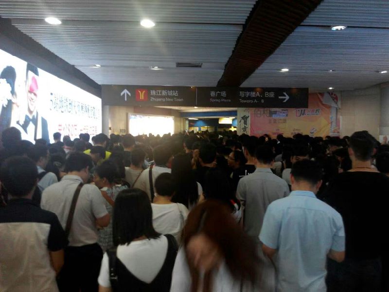 组图:台风妮妲来袭 广州遭遇雷雨天气