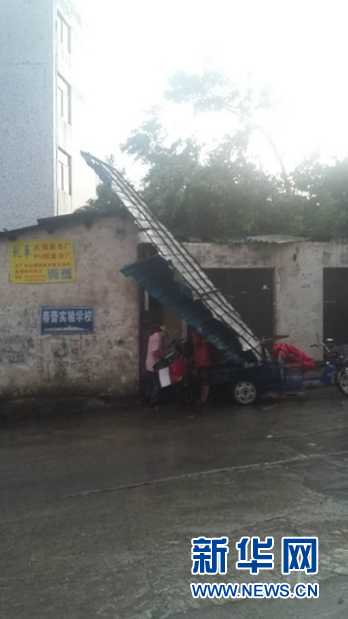 组图:台风妮妲来袭 广州遭遇雷雨天气