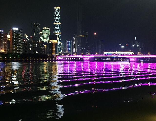 台风妮妲来临 广州塔红色台风预警不停转动