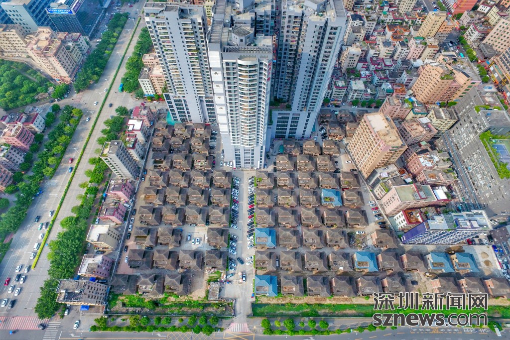 深圳龙岗124栋别墅烂尾24年 蜗居族在此围栏