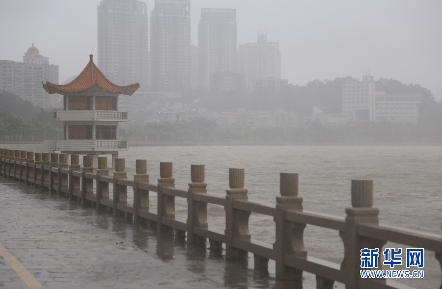 珠海现强风雨 降水量达105.6毫米 直击台风中的