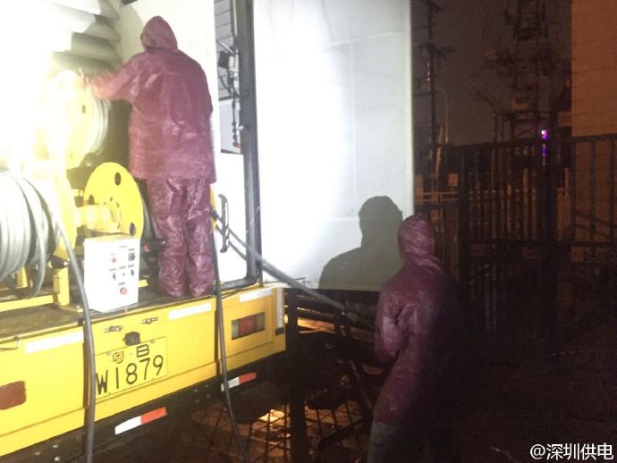 台风妮妲致深圳部分地区停电 供电局正全力抢