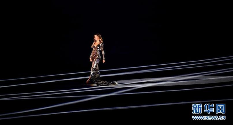 里约奥运会:巴西超模邦臣开幕式走秀