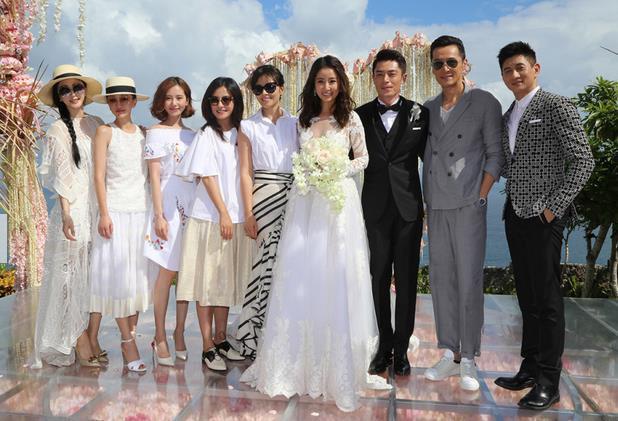 鹿晗执着踮脚尖拍照 唐嫣成男星身高活尺子