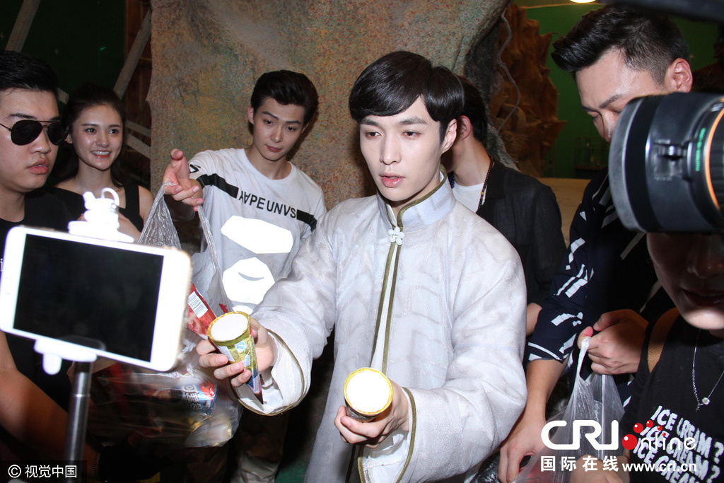 红二爷张艺兴长袍狂擦汗 暖心给粉丝送雪糕