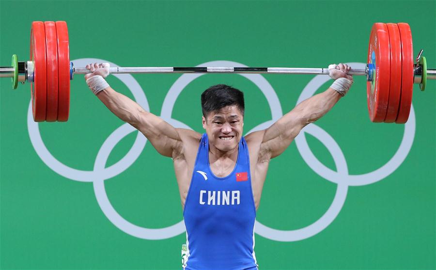 男子77公斤级抓举 吕小军破世界纪录