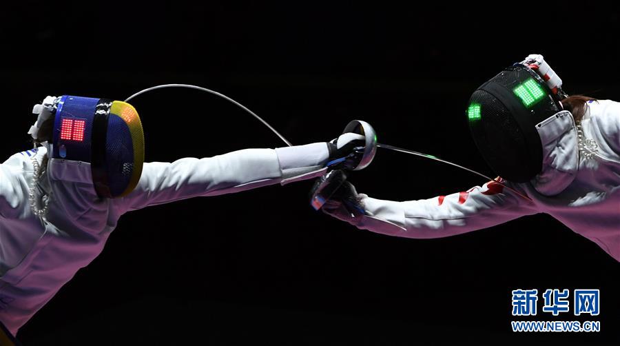 击剑--女子重剑团体赛:中国队获得银牌