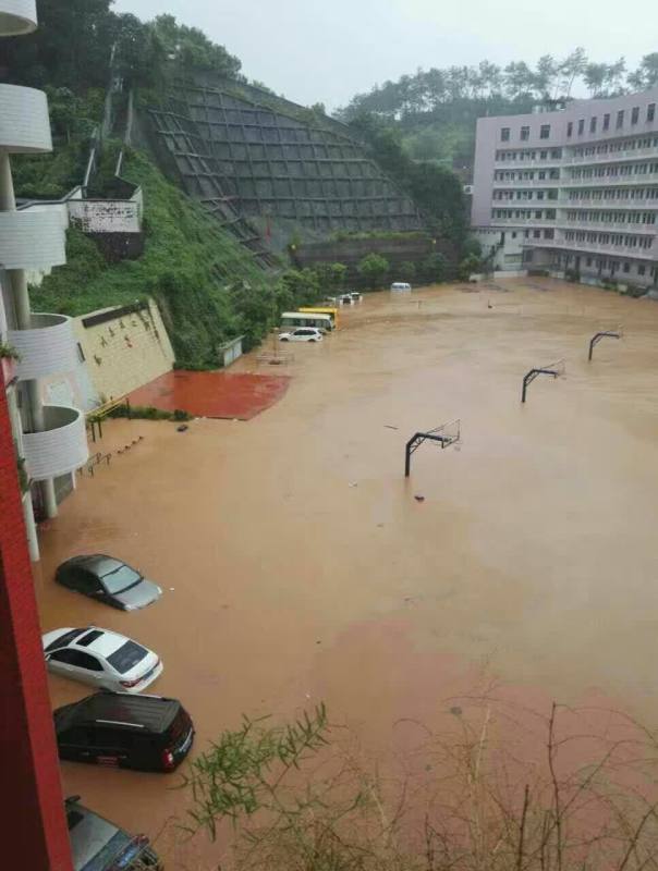 广东河源龙川降暴雨汽车几乎没顶 河源启动防