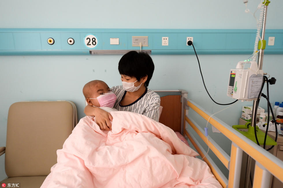 广东河源男子为筹钱救子 烈日下北京街头扮向