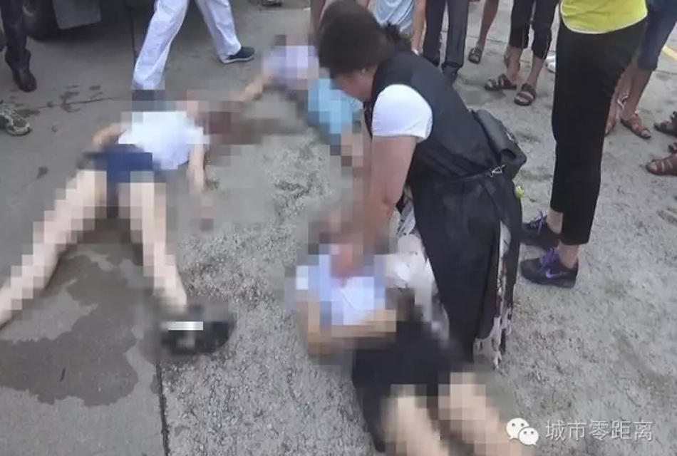 中山19岁少女驾车失控冲进河涌 致父亲和同学