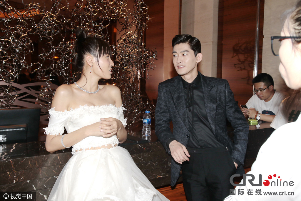 张翰变黑骑士与张蓝心亲密热聊 不停刷手机