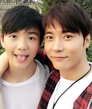 张丹峰为继子庆生 青涩照曝光