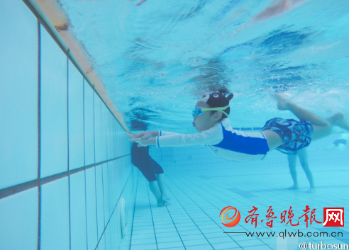 孙俪女儿泳池变美人鱼 潜泳姿势娴熟