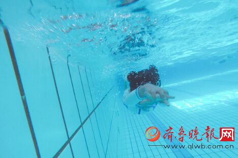 孙俪女儿泳池变美人鱼 潜泳姿势娴熟