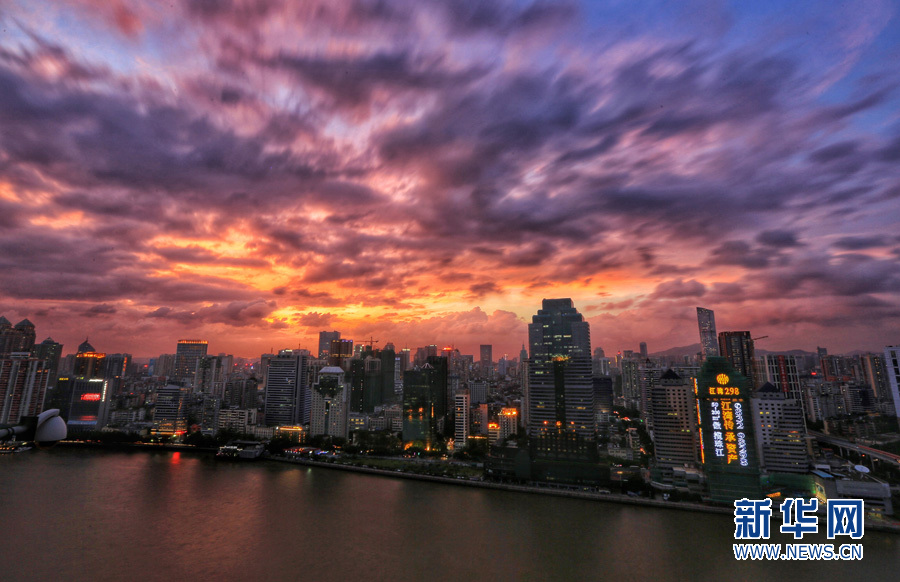 组图:大片既视感 宝宝级台风带来美爆的天空