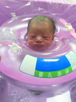 佛山孕妇破羊水 警车闯红灯护送车主接力让路